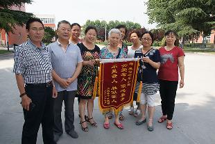 家属送来锦旗